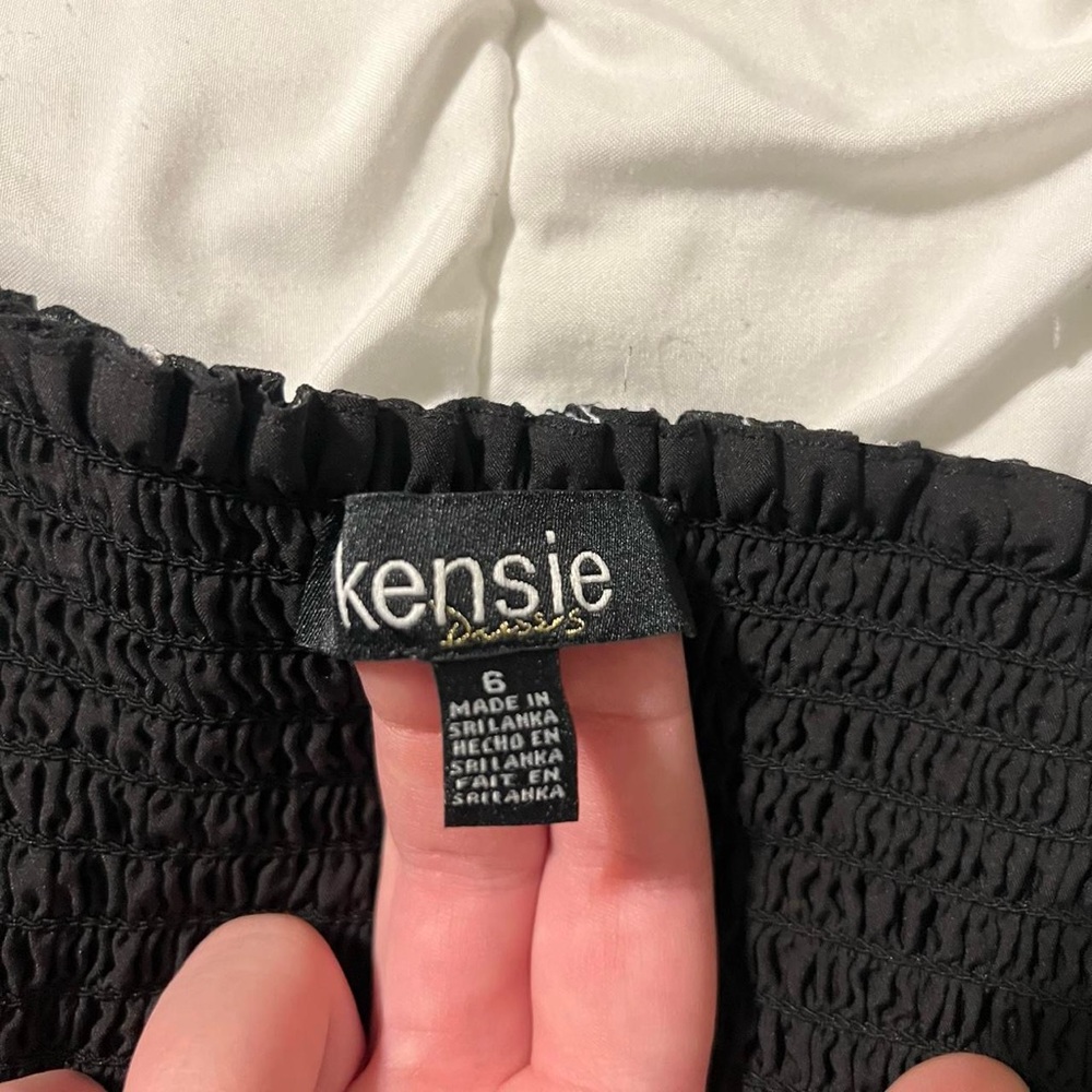 Black and white Kensie dress with light weight fabric - Picture 2 of 3